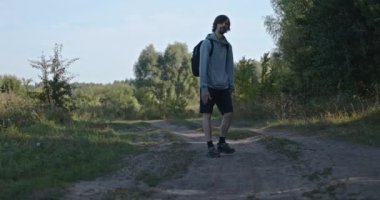 Kafkasyalı adam yürürken el sallayarak el sallıyor. Yavaş çekim 60fps 4K 10-bit