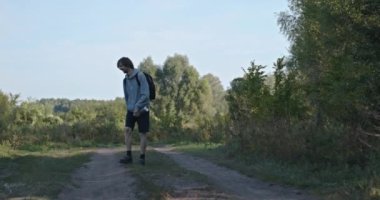 Kafkasyalı adam yürürken el sallayarak el sallıyor. Yavaş çekim 60fps 4K 10-bit