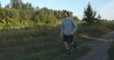 Genç Kafkas Adam Kırsal Doğada Koşuyor. Yavaş çekim 60fps 4K 10-bit