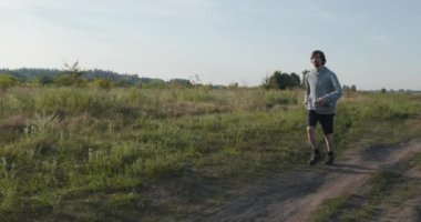 Genç Kafkas Adam Kırsal Doğada Koşuyor. Yavaş çekim 60fps 4K 10-bit