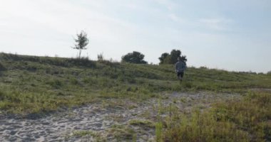 Genç Kafkas Adam Kırsal Doğada Koşuyor. Yavaş çekim 60fps 4K 10-bit