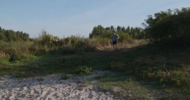 Genç Kafkas Adam Kırsal Doğada Koşuyor. Yavaş çekim 60fps 4K 10-bit