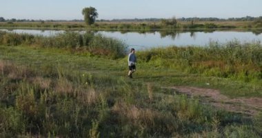 Genç Kafkas Adam Kırsal Doğada Koşuyor. Yavaş çekim 60fps 4K 10-bit