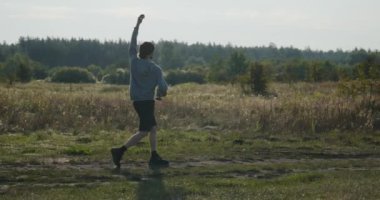 Genç Kafkas Adam Doğa Yürüyüşü Yavaş çekim 60fps 4K 10-bit