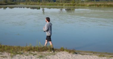 Genç Kafkas Adam Doğa Yürüyüşü Yavaş çekim 60fps 4K 10-bit