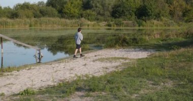 Genç Kafkas Adam Doğa Yürüyüşü Yavaş çekim 60fps 4K 10-bit