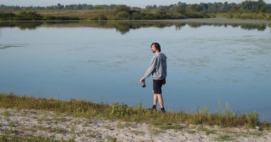 Genç Kafkas Adam Doğa Yürüyüşü Yavaş çekim 60fps 4K 10-bit