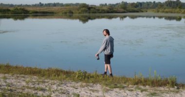 Genç Kafkas Adam Doğa Yürüyüşü Yavaş çekim 60fps 4K 10-bit