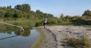 Genç Kafkas Adam Doğa Yürüyüşü Yavaş çekim 60fps 4K 10-bit