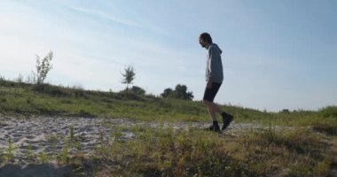 Genç Kafkas Adam Doğa Yürüyüşü Yavaş çekim 60fps 4K 10-bit