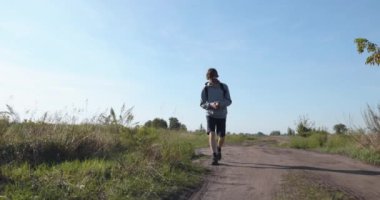 Genç Kafkas Adam Doğa Yürüyüşü Yavaş çekim 60fps 4K 10-bit