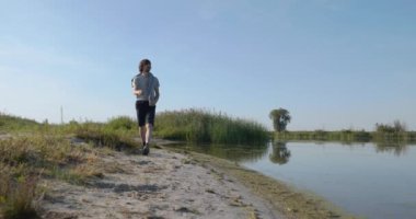 Genç Kafkas Adam Doğa Yürüyüşü Yavaş çekim 60fps 4K 10-bit