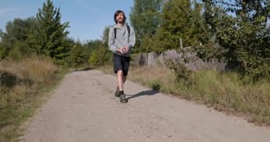 Genç Kafkas Adam Doğa Yürüyüşü Yavaş çekim 60fps 4K 10-bit