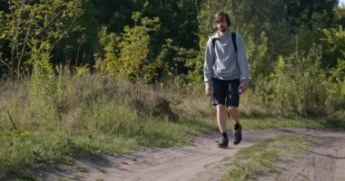 Genç Kafkas Adam Doğa Yürüyüşü Yavaş çekim 60fps 4K 10-bit