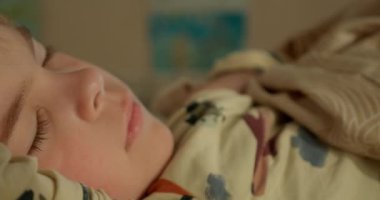 Uyuyan şirin küçük çocuk. Çocuk, Yatak Odasında Sabah Yatağında Uyuyor. 4K 10-bit