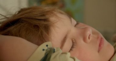 Uyuyan şirin küçük çocuk. Çocuk, Yatak Odasında Sabah Yatağında Uyuyor. 4K 10-bit