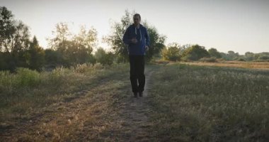 Genç Adam Sabah 4: K 10-bit 'te Doğayla Koşuyor