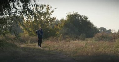 Genç Adam Sabah 4: K 10-bit 'te Doğayla Koşuyor