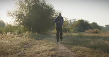 Genç Adam Sabah 4: K 10-bit 'te Doğayla Koşuyor
