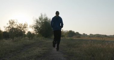 Genç Adam Sabah 4: K 10-bit 'te Doğayla Koşuyor