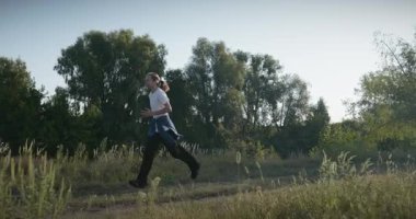 Genç Adam Sabah 4: K 10-bit 'te Doğayla Koşuyor