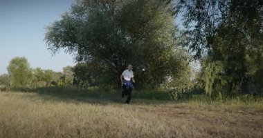 Genç Adam Sabah 4: K 10-bit 'te Doğayla Koşuyor