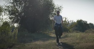 Genç Adam Sabah 4: K 10-bit 'te Doğayla Koşuyor