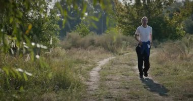 Genç Adam Sabah 4: K 10-bit 'te Doğayla Koşuyor