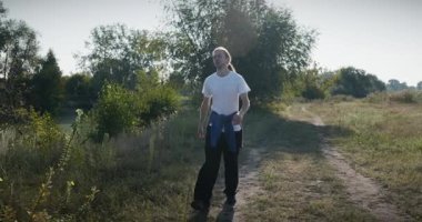Genç Adam Sabah 4: K 10-bit 'te Doğayla Koşuyor