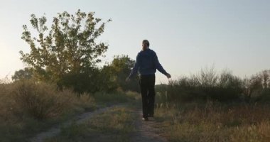 Man Walks Sabah 4: K 10-bit Doğa Üzerinde Egzersiz Yapıyor 