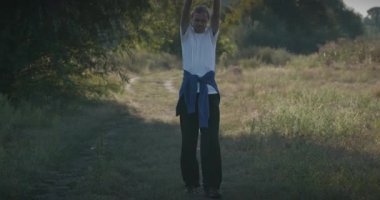 Man Walks Sabah 4: K 10-bit Doğa Üzerinde Egzersiz Yapıyor 