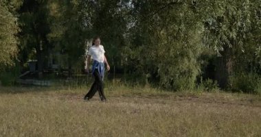 Man Walks Sabah 4: K 10-bit Doğa Üzerinde Egzersiz Yapıyor 