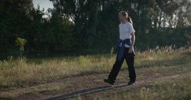 Man Walks Sabah 4: K 10-bit Doğa Üzerinde Egzersiz Yapıyor 