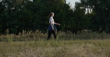 Man Walks Sabah 4: K 10-bit Doğa Üzerinde Egzersiz Yapıyor 