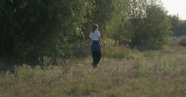 Man Walks Sabah 4: K 10-bit Doğa Üzerinde Egzersiz Yapıyor 