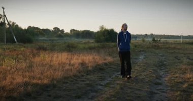 Genç Adam Yürüyüşü Doğanın tadını çıkarıyor Sabah 4K 10-bit