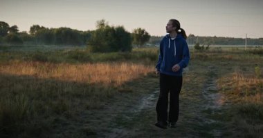 Genç Adam Yürüyüşü Doğanın tadını çıkarıyor Sabah 4K 10-bit