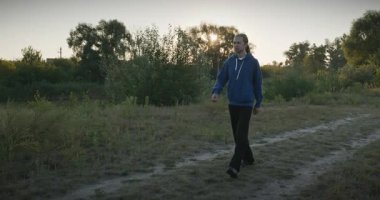 Genç Adam Yürüyüşü Doğanın tadını çıkarıyor Sabah 4K 10-bit