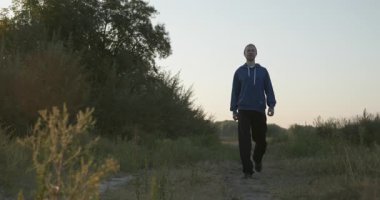 Genç Adam Yürüyüşü Doğanın tadını çıkarıyor Sabah 4K 10-bit