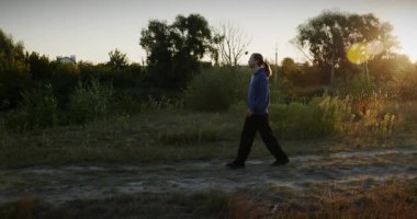 Genç Adam Yürüyüşü Doğanın tadını çıkarıyor Sabah 4K 10-bit