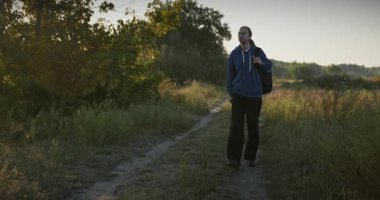 Genç Adam Yürüyüşü Doğanın tadını çıkarıyor Sabah 4K 10-bit