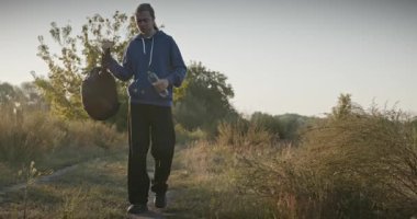 Genç Adam Yürüyüşü Doğanın tadını çıkarıyor Sabah 4K 10-bit