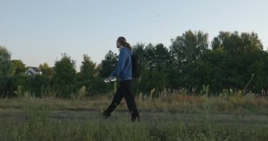 Genç Adam Yürüyüşü Doğanın tadını çıkarıyor Sabah 4K 10-bit