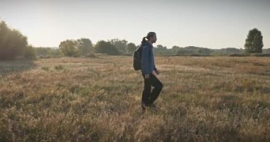 Genç Adam Yürüyüşü Doğanın tadını çıkarıyor Sabah 4K 10-bit
