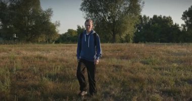 Genç Adam Yürüyüşü Doğanın tadını çıkarıyor Sabah 4K 10-bit