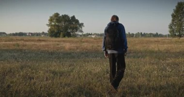 Genç Adam Yürüyüşü Doğanın tadını çıkarıyor Sabah 4K 10-bit