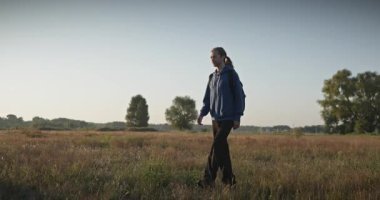 Genç Adam Yürüyüşü Doğanın tadını çıkarıyor Sabah 4K 10-bit