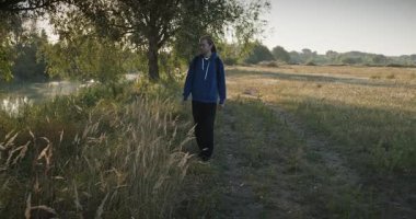 Genç Adam Yürüyüşü Doğanın tadını çıkarıyor Sabah 4K 10-bit