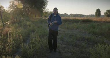 Genç Adam Yürüyüşü Doğanın tadını çıkarıyor Sabah 4K 10-bit