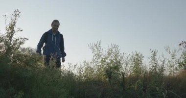 Genç Adam Yürüyüşü Doğanın tadını çıkarıyor Sabah 4K 10-bit